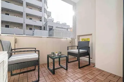 a balcony with two chairs and a table on a building at \u65b0\u5bbf\u6b4c\u821e\u4f0e\u753a\u97e9\u56fd\u5e7f\u573a\u623f\u6e90\u514d\u8d39Wi-Fi in Tokyo