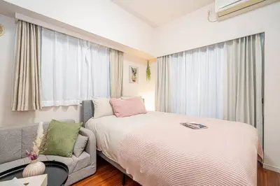 a bedroom with a bed and a couch at \u65b0\u5bbf\u6b4c\u821e\u4f0e\u753a\u97e9\u56fd\u5e7f\u573a\u623f\u6e90\u514d\u8d39Wi-Fi in Tokyo