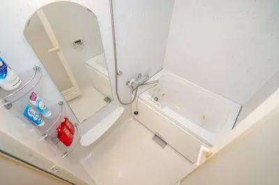 a bathroom with a sink and a toilet and a mirror at \u65b0\u5bbf\u6b4c\u821e\u4f0e\u753a\u97e9\u56fd\u5e7f\u573a\u623f\u6e90\u514d\u8d39Wi-Fi in Tokyo