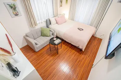 a small room with a bed and a couch at \u65b0\u5bbf\u6b4c\u821e\u4f0e\u753a\u97e9\u56fd\u5e7f\u573a\u623f\u6e90\u514d\u8d39Wi-Fi in Tokyo