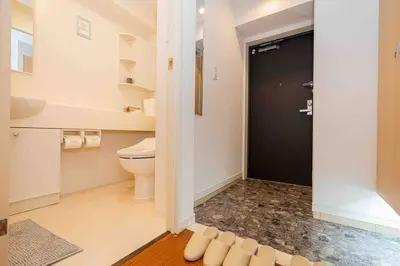 a bathroom with a toilet and a black door at \u65b0\u5bbf\u533a\u6b4c\u821e\u4f0e\u753a\u8212\u9002\u9732\u53f0\u623f\u6e90\u5f92\u6b653\u5206\u949f\u5730\u94c1\u7ad9 in Tokyo