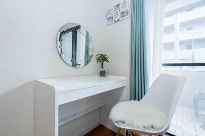 a white dressing table with a chair and a mirror at \u65b0\u5bbf\u533a\u6b4c\u821e\u4f0e\u753a\u8212\u9002\u9732\u53f0\u623f\u6e90\u5f92\u6b653\u5206\u949f\u5730\u94c1\u7ad9 in Tokyo