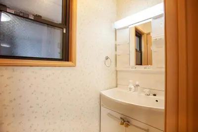 a bathroom with a sink and a mirror at Lucky Higashimizue \u30e9\u30c3\u30ad\u30fc\u6771\u745e\u6c5f in Tokyo