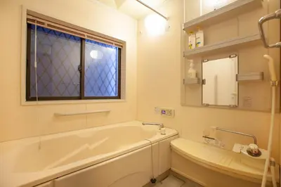 a bathroom with a tub and a toilet and a window at Lucky Higashimizue \u30e9\u30c3\u30ad\u30fc\u6771\u745e\u6c5f in Tokyo