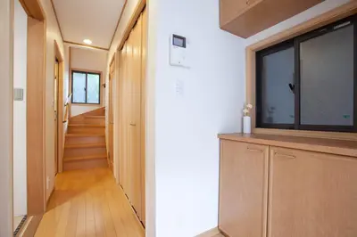 a hallway with a large window and a tv on a cabinet at Lucky Higashimizue \u30e9\u30c3\u30ad\u30fc\u6771\u745e\u6c5f in Tokyo