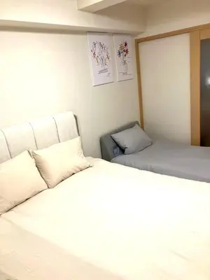 a room with two beds and a bed sidx sidx sidx at Cube Stay \u5317\u6771\u4eac in Tokyo