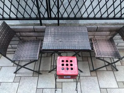 a table with two chairs and a pink game controller at \u51a0\u4eac\u30db\u30c6\u30eb in Tokyo