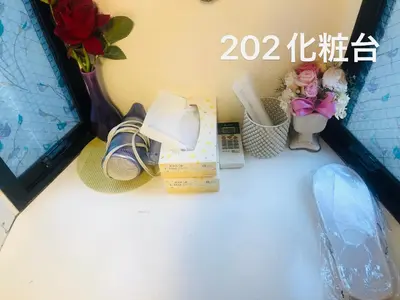 a table with a box and flowers in a room at \u51a0\u4eac\u30db\u30c6\u30eb in Tokyo