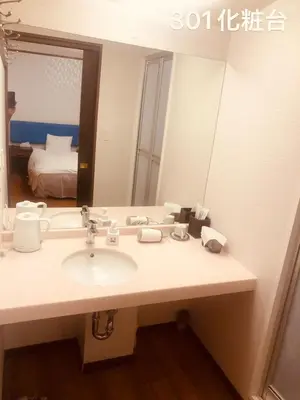 a bathroom with a sink and a mirror at \u51a0\u4eac\u30db\u30c6\u30eb in Tokyo