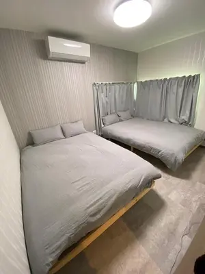 a room with two beds in a room with at \u548c\u30ce\u6953cottage\u3000\u65b0\u5bbf\u306e2\u968e\u5efa\u30665\u5ba42\u30b7\u30e3\u30ef\u30fc2\u30c8\u30a4\u30ec in Tokyo