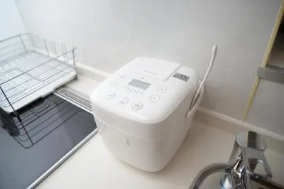 a washing machine sitting on a counter next to a sink at \u548c\u30ce\u6953cottage\u3000\u65b0\u5bbf\u306e2\u968e\u5efa\u30665\u5ba42\u30b7\u30e3\u30ef\u30fc2\u30c8\u30a4\u30ec in Tokyo