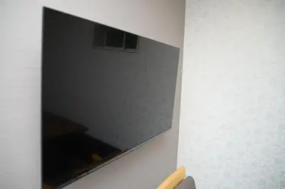 a flat screen tv hanging on a wall at \u548c\u30ce\u6953cottage\u3000\u65b0\u5bbf\u306e2\u968e\u5efa\u30665\u5ba42\u30b7\u30e3\u30ef\u30fc2\u30c8\u30a4\u30ec in Tokyo