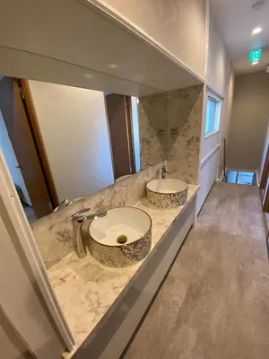 a bathroom with two sinks and a large mirror at \u548c\u30ce\u6953cottage\u3000\u65b0\u5bbf\u306e2\u968e\u5efa\u30665\u5ba42\u30b7\u30e3\u30ef\u30fc2\u30c8\u30a4\u30ec in Tokyo
