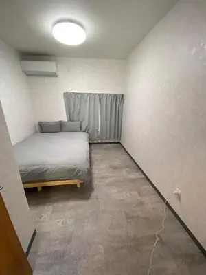 a small room with a bed and a window at \u548c\u30ce\u6953cottage\u3000\u65b0\u5bbf\u306e2\u968e\u5efa\u30665\u5ba42\u30b7\u30e3\u30ef\u30fc2\u30c8\u30a4\u30ec in Tokyo