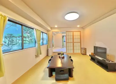 a living room with a table and a tv at \u99d2\u8fbcJR\u5c71\u624b\u7ebf\u6b65\u884c1min\u5730\u94c1\u76f4\u8fbe\u65b0\u5bbf\u6c60\u888b\u4e0a\u91ce\u4e1c\u4eac\u7ad9\u65e0\u7535\u68af in Tokyo