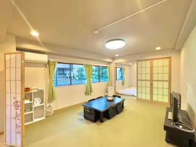 a living room with a table and a television at \u99d2\u8fbcJR\u5c71\u624b\u7ebf\u6b65\u884c1min\u5730\u94c1\u76f4\u8fbe\u65b0\u5bbf\u6c60\u888b\u4e0a\u91ce\u4e1c\u4eac\u7ad9\u65e0\u7535\u68af in Tokyo