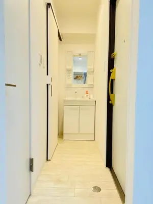 a hallway leading to a bathroom with a sink and a mirror at \u99d2\u8fbcJR\u5c71\u624b\u7ebf\u6b65\u884c1min\u5730\u94c1\u76f4\u8fbe\u65b0\u5bbf\u6c60\u888b\u4e0a\u91ce\u4e1c\u4eac\u7ad9\u65e0\u7535\u68af in Tokyo