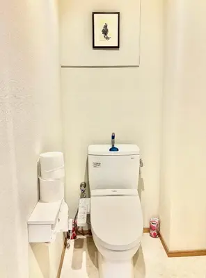 a bathroom with a toilet and a picture on the wall at \u99d2\u8fbcJR\u5c71\u624b\u7ebf\u6b65\u884c1min\u5730\u94c1\u76f4\u8fbe\u65b0\u5bbf\u6c60\u888b\u4e0a\u91ce\u4e1c\u4eac\u7ad9\u65e0\u7535\u68af in Tokyo
