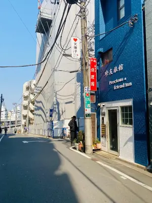 a person standing on the side of a street next to a building at \u99d2\u8fbcJR\u5c71\u624b\u7ebf\u6b65\u884c1min\u5730\u94c1\u76f4\u8fbe\u65b0\u5bbf\u6c60\u888b\u4e0a\u91ce\u4e1c\u4eac\u7ad9\u65e0\u7535\u68af in Tokyo