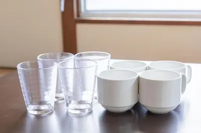 a group of glasses sitting on a table at GuestHouse　YOU&I平和島 in Tokyo