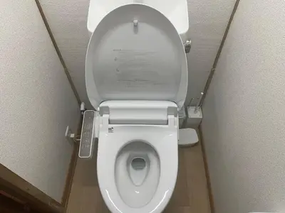 a white toilet in a bathroom with the lid up at GuestHouse　YOU&I平和島 in Tokyo