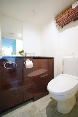 a bathroom with a toilet and a glass shower at The Baron\u897f\u65b0\u5bbf303\u30bb\u30eb\u30d5\u30b3\u30fc\u30d2\u30fc\u4ed8\u304d in Tokyo
