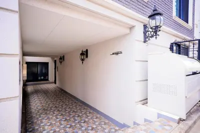 an empty hallway of a building with a street light at The Baron\u897f\u65b0\u5bbf303\u30bb\u30eb\u30d5\u30b3\u30fc\u30d2\u30fc\u4ed8\u304d in Tokyo