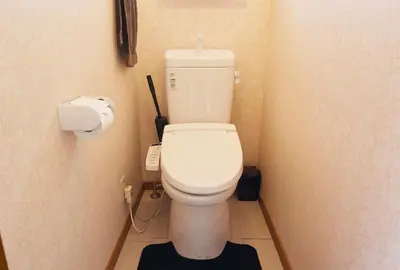 a bathroom with a white toilet in a room at Est house KAMEARI -Entire Tokyo House with Direct Bus Access to Airport and Disney in a Peaceful Local Neighborhood with 24 Hour Shops and Dining Options- in Tokyo
