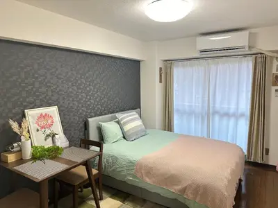 a bedroom with a bed and a table and a window at \u65b0\u5bbf\u6b4c\u821e\u4f0e\u753a\u6b65\u884c\u65b0\u5bbf\u5e02\u4e2d\u5fc3\u514d\u8d39Wi-Fi08 in Tokyo