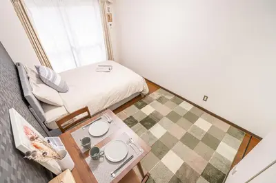 a small room with a bed and a table at \u65b0\u5bbf\u6b4c\u821e\u4f0e\u753a\u6b65\u884c\u65b0\u5bbf\u5e02\u4e2d\u5fc3\u514d\u8d39Wi-Fi08 in Tokyo