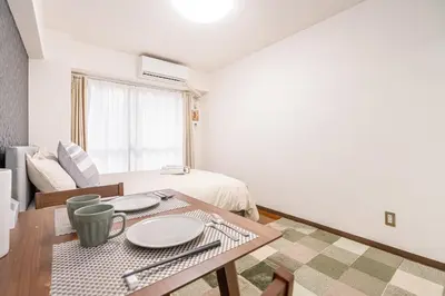 a room with a bed and a table with plates on it at \u65b0\u5bbf\u6b4c\u821e\u4f0e\u753a\u6b65\u884c\u65b0\u5bbf\u5e02\u4e2d\u5fc3\u514d\u8d39Wi-Fi08 in Tokyo