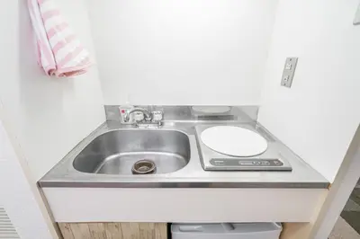 a sink in a small kitchen with a counter at \u65b0\u5bbf\u6b4c\u821e\u4f0e\u753a\u6b65\u884c\u65b0\u5bbf\u5e02\u4e2d\u5fc3\u514d\u8d39Wi-Fi08 in Tokyo