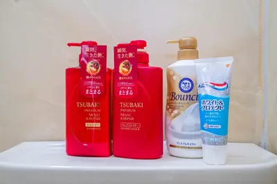 a shelf with bottles of detergent and other cleaning products at \u65b0\u5bbf\u6b4c\u821e\u4f0e\u753a\u6b65\u884c\u65b0\u5bbf\u5e02\u4e2d\u5fc3\u514d\u8d39Wi-Fi08 in Tokyo
