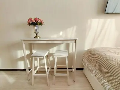 a table with two stools and a vase with flowers on it at Z75\u65b0\u5bbf\u6700\u4e2d\u5fc3 \u6771\u65b0\u5bbf\u7ad95\u5206-Shinjuku center 5 mins to Station, Max 3P \u76f4\u8fbe\u65b0\u5bbf \u6d89\u8c37 \u8868\u53c2\u9053 \u6c60\u888b \u4e0a\u91ce \u4ee3\u4ee3\u6728 \u94f6\u5ea7 \u539f\u5bbf in Tokyo