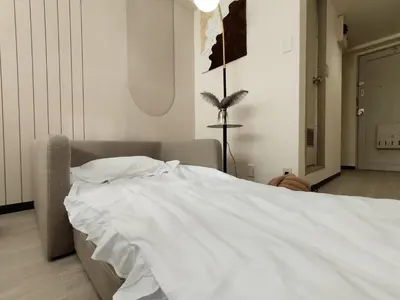 a bedroom with a bed with white sheets at Z75\u65b0\u5bbf\u6700\u4e2d\u5fc3 \u6771\u65b0\u5bbf\u7ad95\u5206-Shinjuku center 5 mins to Station, Max 3P \u76f4\u8fbe\u65b0\u5bbf \u6d89\u8c37 \u8868\u53c2\u9053 \u6c60\u888b \u4e0a\u91ce \u4ee3\u4ee3\u6728 \u94f6\u5ea7 \u539f\u5bbf in Tokyo