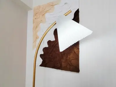 a floor lamp in front of a painting on a wall at Z75\u65b0\u5bbf\u6700\u4e2d\u5fc3 \u6771\u65b0\u5bbf\u7ad95\u5206-Shinjuku center 5 mins to Station, Max 3P \u76f4\u8fbe\u65b0\u5bbf \u6d89\u8c37 \u8868\u53c2\u9053 \u6c60\u888b \u4e0a\u91ce \u4ee3\u4ee3\u6728 \u94f6\u5ea7 \u539f\u5bbf in Tokyo