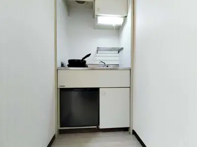 a kitchen with a sink and a counter top at Z75\u65b0\u5bbf\u6700\u4e2d\u5fc3 \u6771\u65b0\u5bbf\u7ad95\u5206-Shinjuku center 5 mins to Station, Max 3P \u76f4\u8fbe\u65b0\u5bbf \u6d89\u8c37 \u8868\u53c2\u9053 \u6c60\u888b \u4e0a\u91ce \u4ee3\u4ee3\u6728 \u94f6\u5ea7 \u539f\u5bbf in Tokyo