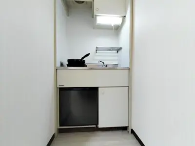 a kitchen with a sink and a stove at Z75\u65b0\u5bbf\u6700\u4e2d\u5fc3 \u6771\u65b0\u5bbf\u7ad95\u5206-Shinjuku center 5 mins to Station, Max 3P \u76f4\u8fbe\u65b0\u5bbf \u6d89\u8c37 \u8868\u53c2\u9053 \u6c60\u888b \u4e0a\u91ce \u4ee3\u4ee3\u6728 \u94f6\u5ea7 \u539f\u5bbf in Tokyo