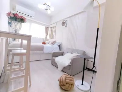 a small white room with a bed and a couch at Z75\u65b0\u5bbf\u6700\u4e2d\u5fc3 \u6771\u65b0\u5bbf\u7ad95\u5206-Shinjuku center 5 mins to Station, Max 3P \u76f4\u8fbe\u65b0\u5bbf \u6d89\u8c37 \u8868\u53c2\u9053 \u6c60\u888b \u4e0a\u91ce \u4ee3\u4ee3\u6728 \u94f6\u5ea7 \u539f\u5bbf in Tokyo