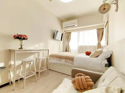 a white bedroom with a bed and a window at Z87\u65b0\u5bbf\u6700\u4e2d\u5fc3 \u6771\u65b0\u5bbf\u7ad95\u5206-Shinjuku center 5 mins to Station, Max 3P \u65b0\u5bbf \u6d89\u8c37 \u8868\u53c2\u9053 \u6c60\u888b \u4e0a\u91ce \u4ee3\u4ee3\u6728 \u94f6\u5ea7 \u539f\u5bbf in Tokyo