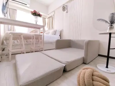 a white living room with a couch and a bed at Z87\u65b0\u5bbf\u6700\u4e2d\u5fc3 \u6771\u65b0\u5bbf\u7ad95\u5206-Shinjuku center 5 mins to Station, Max 3P \u65b0\u5bbf \u6d89\u8c37 \u8868\u53c2\u9053 \u6c60\u888b \u4e0a\u91ce \u4ee3\u4ee3\u6728 \u94f6\u5ea7 \u539f\u5bbf in Tokyo