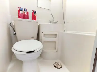 a small bathroom with a toilet and a bath tub at Z87\u65b0\u5bbf\u6700\u4e2d\u5fc3 \u6771\u65b0\u5bbf\u7ad95\u5206-Shinjuku center 5 mins to Station, Max 3P \u65b0\u5bbf \u6d89\u8c37 \u8868\u53c2\u9053 \u6c60\u888b \u4e0a\u91ce \u4ee3\u4ee3\u6728 \u94f6\u5ea7 \u539f\u5bbf in Tokyo