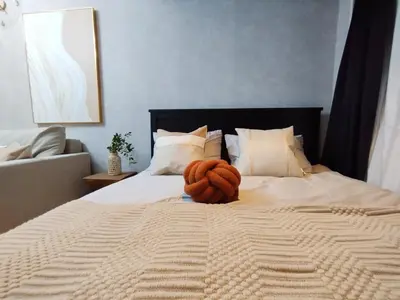a brown stuffed animal sitting on a bed at Z22\u65b0\u5bbf\u6700\u4e2d\u5fc3 \u6771\u65b0\u5bbf\u7ad95\u5206-Shinjuku center 5 mins to Station, Max 4 \u76f4\u8fbe\u65b0\u5bbf \u6d89\u8c37 \u8868\u53c2\u9053 \u6c60\u888b \u4e0a\u91ce \u4ee3\u4ee3\u6728 \u94f6\u5ea7 \u539f\u5bbf in Tokyo