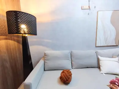 a living room with a couch and a lamp at Z22\u65b0\u5bbf\u6700\u4e2d\u5fc3 \u6771\u65b0\u5bbf\u7ad95\u5206-Shinjuku center 5 mins to Station, Max 4 \u76f4\u8fbe\u65b0\u5bbf \u6d89\u8c37 \u8868\u53c2\u9053 \u6c60\u888b \u4e0a\u91ce \u4ee3\u4ee3\u6728 \u94f6\u5ea7 \u539f\u5bbf in Tokyo