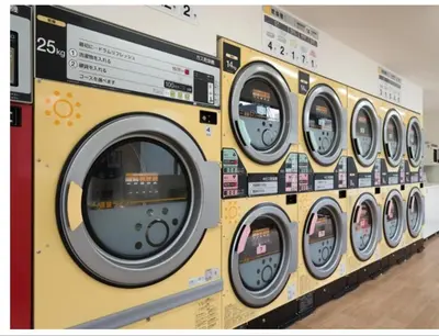 a row of washing machines in a store at Z22\u65b0\u5bbf\u6700\u4e2d\u5fc3 \u6771\u65b0\u5bbf\u7ad95\u5206-Shinjuku center 5 mins to Station, Max 4 \u76f4\u8fbe\u65b0\u5bbf \u6d89\u8c37 \u8868\u53c2\u9053 \u6c60\u888b \u4e0a\u91ce \u4ee3\u4ee3\u6728 \u94f6\u5ea7 \u539f\u5bbf in Tokyo