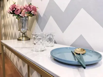 a table with a blue plate and glasses and flowers at S15\u65b0\u5bbf\u6700\u4e2d\u5fc3 \u6771\u65b0\u5bbf\u7ad95\u5206-Shinjuku center 5 mins to Station, Max 3P \u65b0\u5bbf \u6d89\u8c37 \u8868\u53c2\u9053 \u6c60\u888b \u4e0a\u91ce \u4ee3\u4ee3\u6728 \u94f6\u5ea7 \u539f\u5bbf in Tokyo