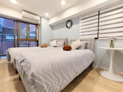 a bedroom with a large bed with a clock on the wall at S21\u65b0\u5bbf\u6700\u4e2d\u5fc3 \u6771\u65b0\u5bbf\u7ad95\u5206-Shinjuku center 5 mins to Station, Max 3P \u76f4\u8fbe\u65b0\u5bbf \u6d89\u8c37 \u8868\u53c2\u9053 \u6c60\u888b \u4e0a\u91ce \u4ee3\u4ee3\u6728 \u94f6\u5ea7 \u539f\u5bbf in Tokyo