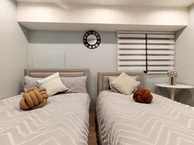 two beds sitting next to each other in a bedroom at S21\u65b0\u5bbf\u6700\u4e2d\u5fc3 \u6771\u65b0\u5bbf\u7ad95\u5206-Shinjuku center 5 mins to Station, Max 3P \u76f4\u8fbe\u65b0\u5bbf \u6d89\u8c37 \u8868\u53c2\u9053 \u6c60\u888b \u4e0a\u91ce \u4ee3\u4ee3\u6728 \u94f6\u5ea7 \u539f\u5bbf in Tokyo