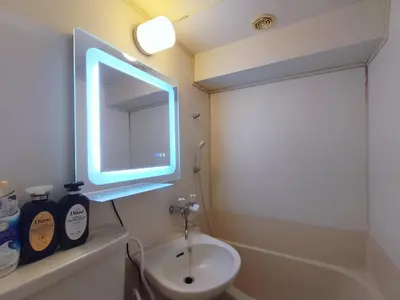 a bathroom with a sink and a mirror and a toilet at S21\u65b0\u5bbf\u6700\u4e2d\u5fc3 \u6771\u65b0\u5bbf\u7ad95\u5206-Shinjuku center 5 mins to Station, Max 3P \u76f4\u8fbe\u65b0\u5bbf \u6d89\u8c37 \u8868\u53c2\u9053 \u6c60\u888b \u4e0a\u91ce \u4ee3\u4ee3\u6728 \u94f6\u5ea7 \u539f\u5bbf in Tokyo
