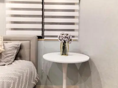 a vase of flowers on a table next to a bed at S21\u65b0\u5bbf\u6700\u4e2d\u5fc3 \u6771\u65b0\u5bbf\u7ad95\u5206-Shinjuku center 5 mins to Station, Max 3P \u76f4\u8fbe\u65b0\u5bbf \u6d89\u8c37 \u8868\u53c2\u9053 \u6c60\u888b \u4e0a\u91ce \u4ee3\u4ee3\u6728 \u94f6\u5ea7 \u539f\u5bbf in Tokyo